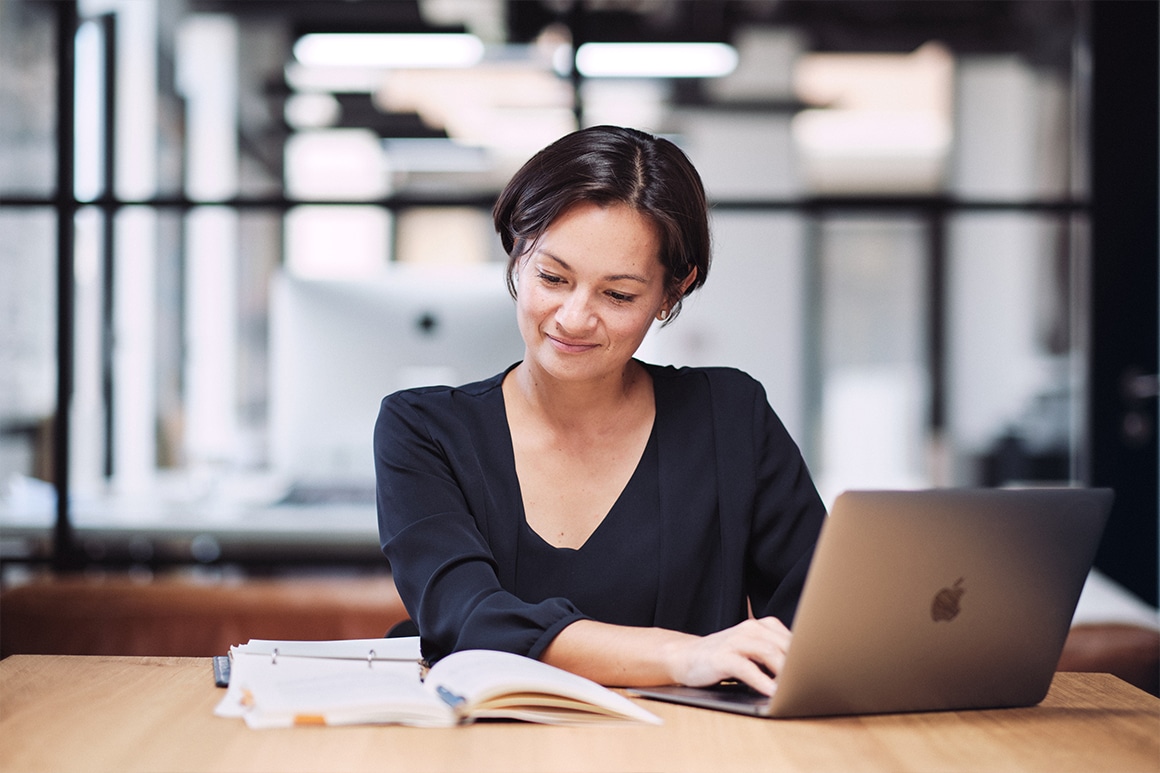 Konferenzdolmetscherin Mai Rapsch bei der Arbeit